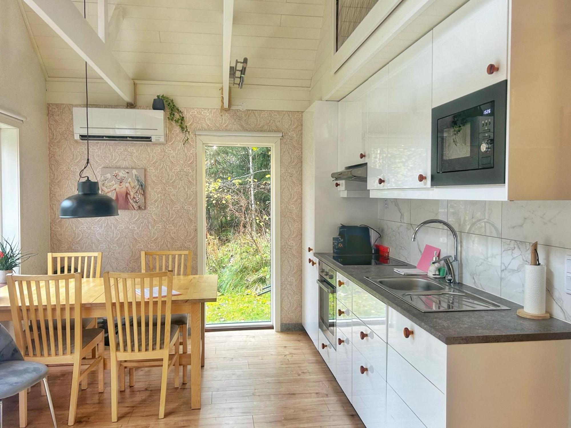 The Blomsholm Cabin - Recharge Your Electric Car Strömstad Exterior foto